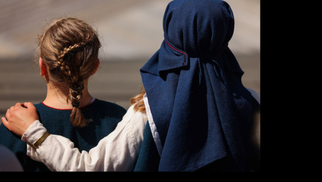 2 cilvēki lībiešu tautastērpos