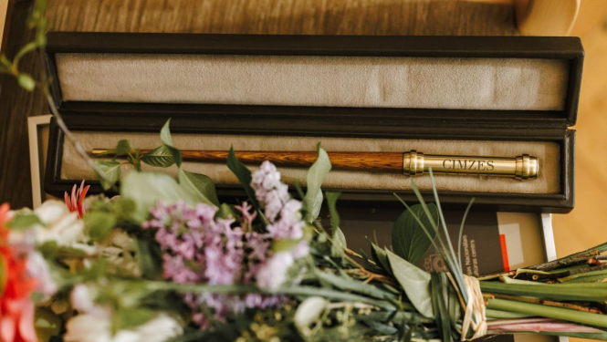 Cimzes balva - rādāmkoks futlārī un ziedu pušķis