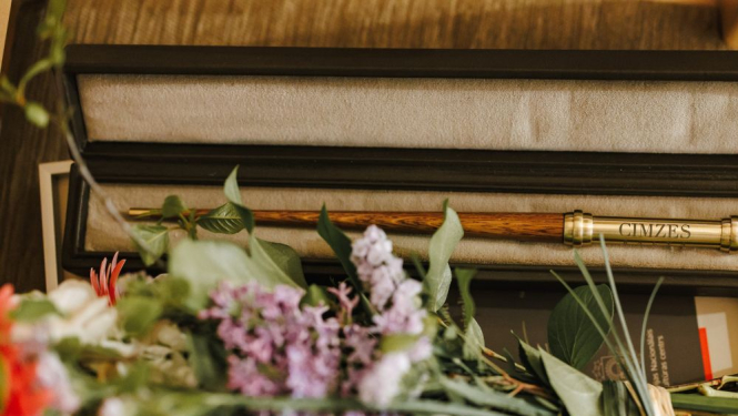 Cimzes balva - rādāmkoks futlārī un ziedu pušķis