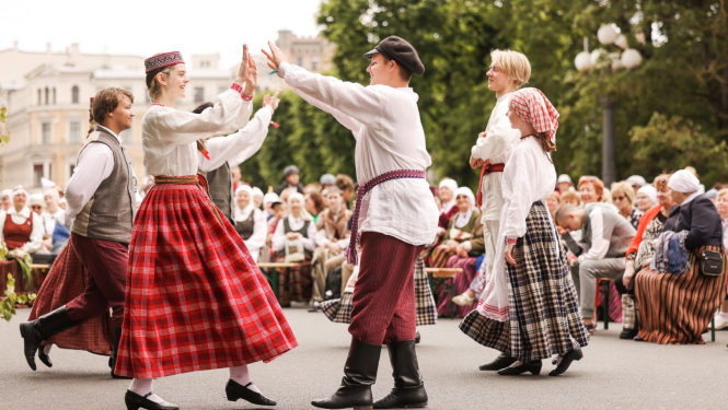 Tautas deju dejotāji, foto: LNKC arhīvs