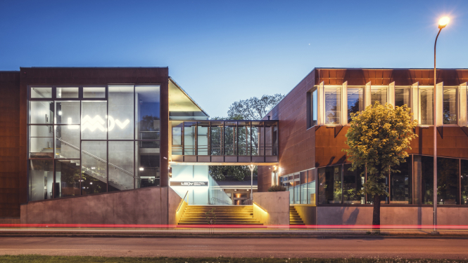 Liepājas Mūzikas, mākslas un dizaina vidusskolas (LMMDV) ēka vakara gaismā