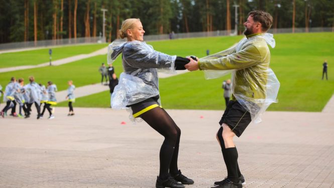 Sieviete un vīrietis dejas treniņā Mežaparka lielajā estrādē