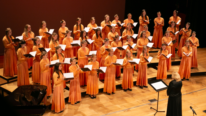 Rīgas Doma meiteņu koris TIARA un diriģente Aira Birziņa, foto: Zanda Mališeva