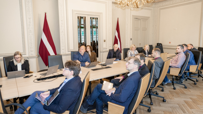 Rīgas Doma padomes sēdes norise KM Lielajā zālē, pie galda sēž sēdes dalībnieki