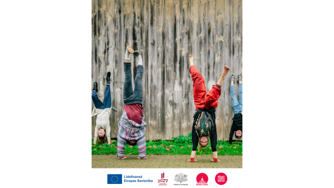 Bērni trenējas cirka mākslā brīvā dabā