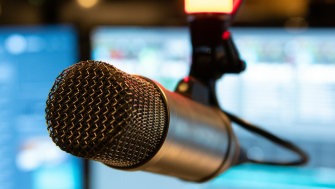 Mikrofons multimediju studijas telpā