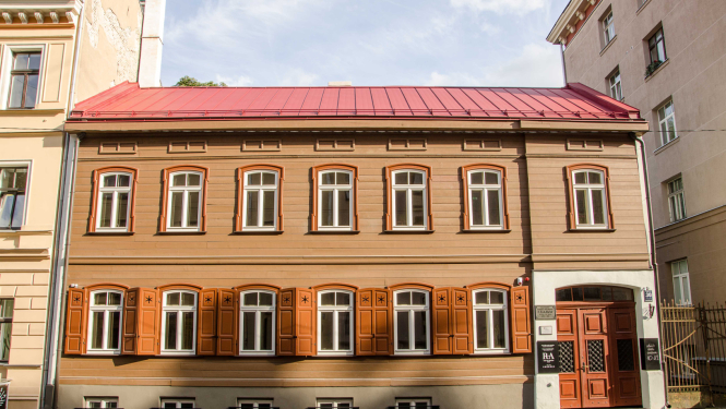 Raiņa un Aspazijas mājas priekša