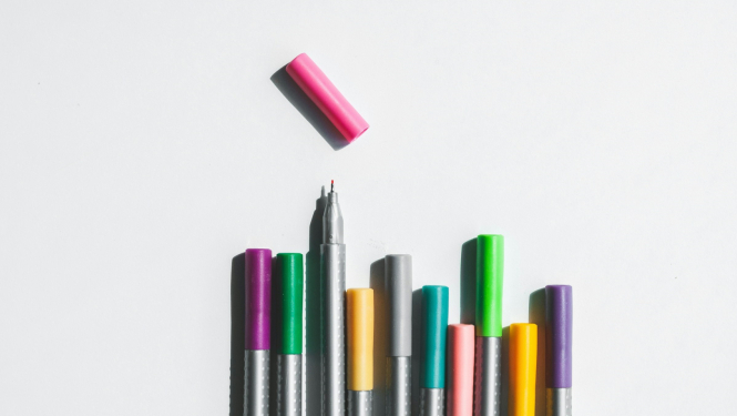 Rakstāmrīki uz neitrāla fona