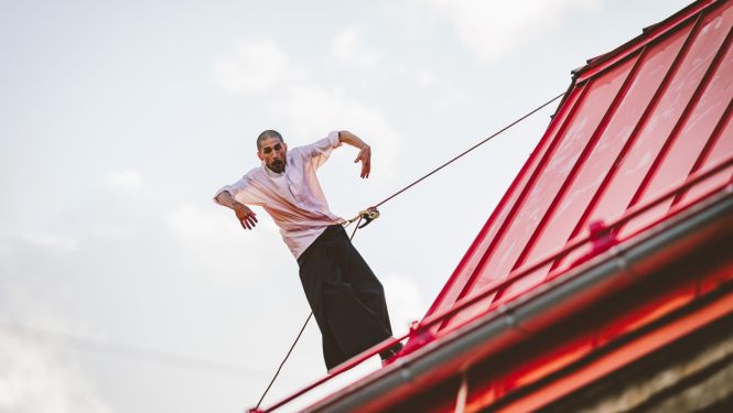 Festivālu atklāšana - klauna Cronopio improvizācija par šī gada festivāla tēmu –  dzīvniecisko cilvēkā, par dzīvnieku mūsos, kuru varam izlolot, pieradināt, aprūpēt, apmīļot un arī nomierināt.