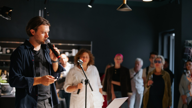 Pieci cilvēki pasākumā