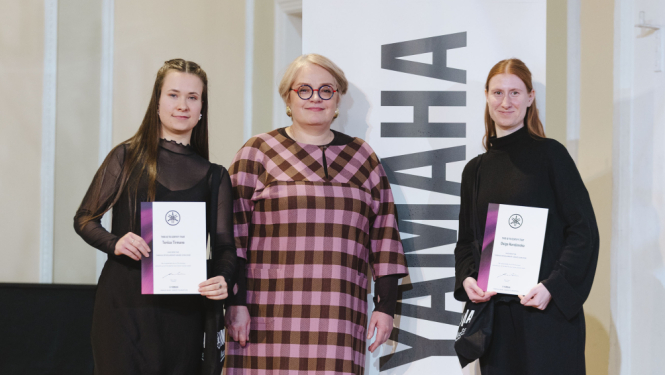 JVLMA rektore profesore Ilona Meija un dalībnieces, JVLMA studentes Daiga Koroļonoka un Terēze Tīrmane