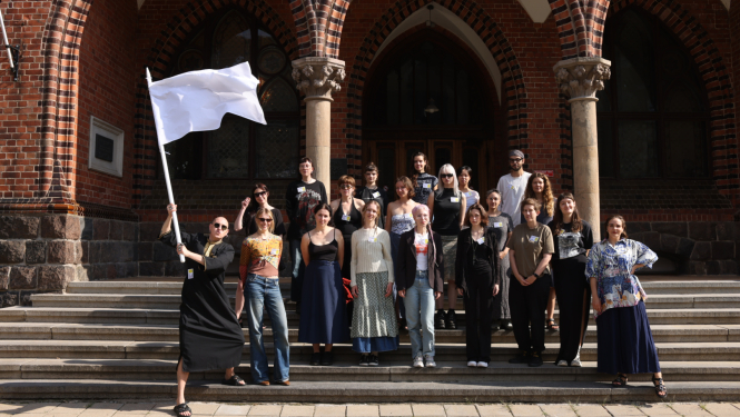 Rezidences programmas dalībnieki pie Latvijas Mākslas akadēmijas fasādes