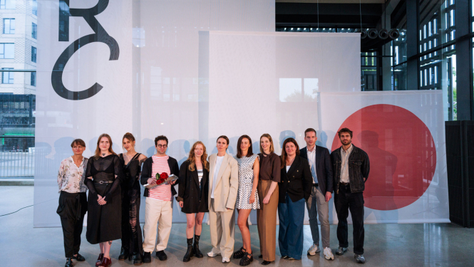 Grupas foto: "Riga Contemporary" – pirmās starptautiskās laikmetīgās mākslas meses-izstādes veidotāju komanda un kultūras ministre Agnese Lāce