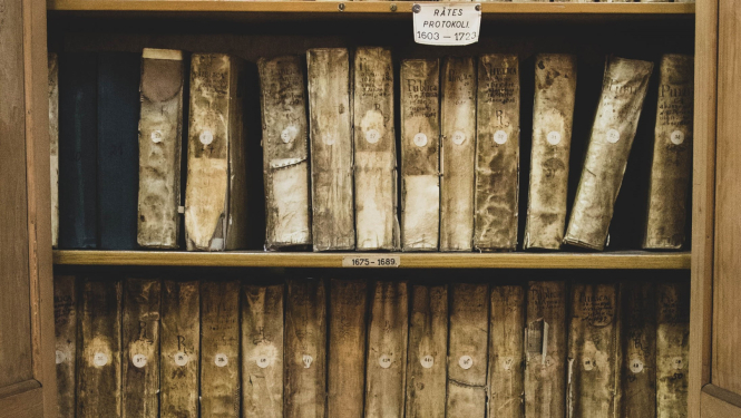 Senas grāmatas plauktā