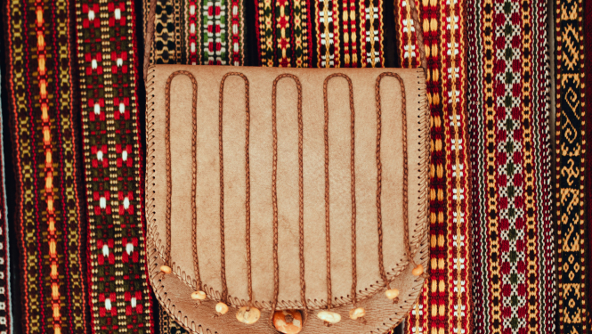 Uz austām jostām nolikta somiņa