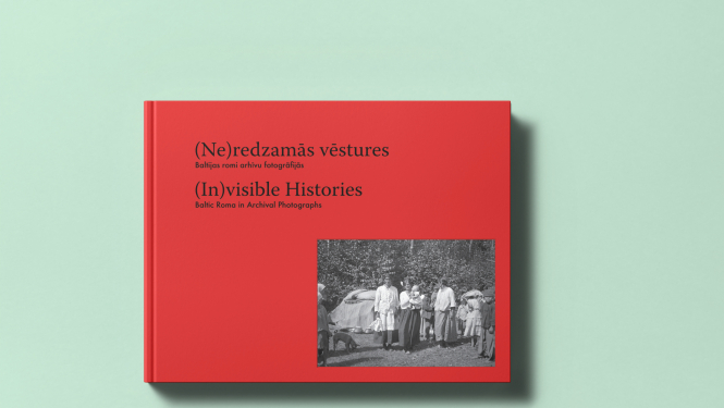 Fotogrāmatas “(Ne)redzamās vēstures. Baltijas romi arhīvu fotogrāfijās” vāka foto