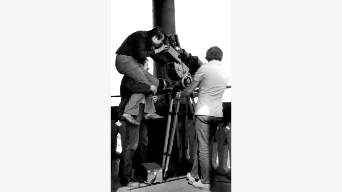 Romualds Pipars filmē pakāpies uz pleciem Jānim Milbretam