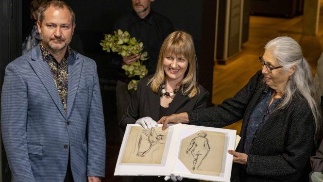 Rotko muzeja pārstāvji saņem divus oriģināldarbus vēsturiskā dāvinājumā no Rotko ģimenes