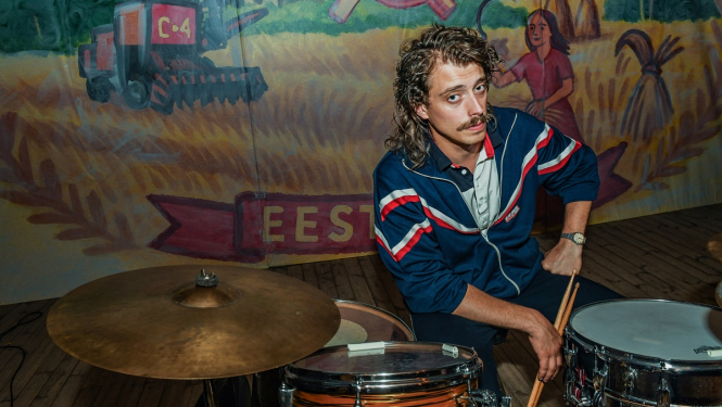 Publicitātes foto filmai "Ar seju dubļos". Attēlā filmas bundzinieka Ingvara lomā – latviešu aktieris Rūdolfs Apse.