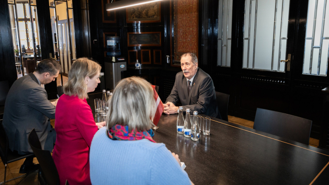 Kultūras ministre Agnese Lāce un Rumānijas vēstnieks Latvijā Serdžiu Nistors pārrunā sadarbību kultūras mantojuma, mūzikas un  mediju nozarē, foto: Oskars Artūrs Upenieks / Kultūras ministrija