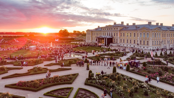 Koncerts Rundāles pils dārzā