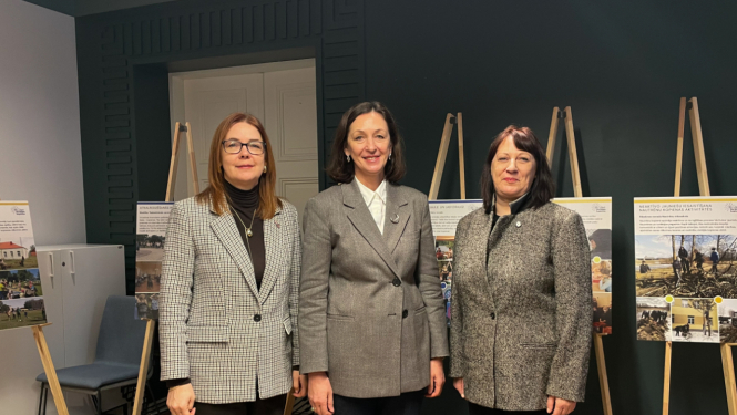 Sabiedrības integrācijas fonda direktore Inese Kalvāne, British Council pārstāvniecības Latvijā vadītāja Zane Matesoviča un biedrības “Izglītības iniciatīvu centrs” vadītāja Daiga Zaķe izstādes atklāšanā