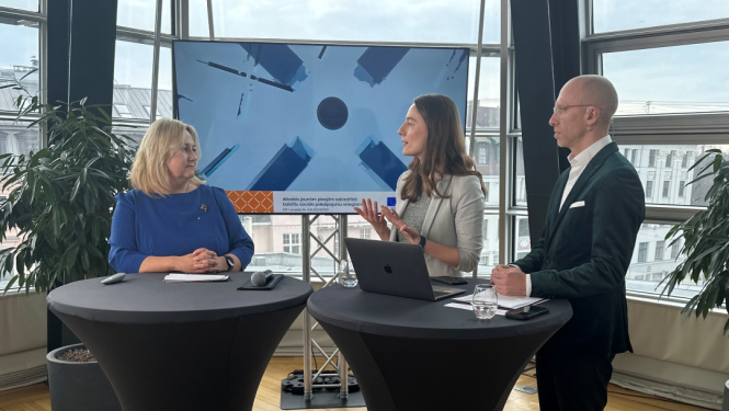 trīs personas pie galda diskusijas laikā