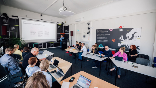 Sadarbības projekta dalībnieki strādā darba grupā