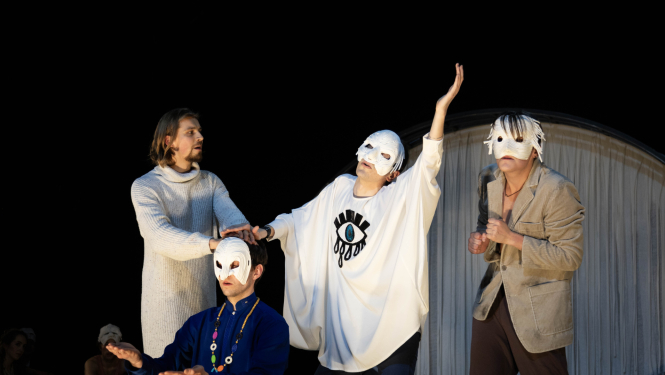 Izrāde "Sapņotāji", Četri aktieri uz skatuves, trīs no viņiem baltās maskās