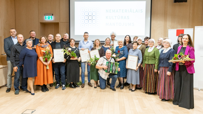 Sešu jaunāko Nacionālajā nemateriālā kultūras mantojuma sarakstā iekļauto vērtību pārstāvju grupas foto