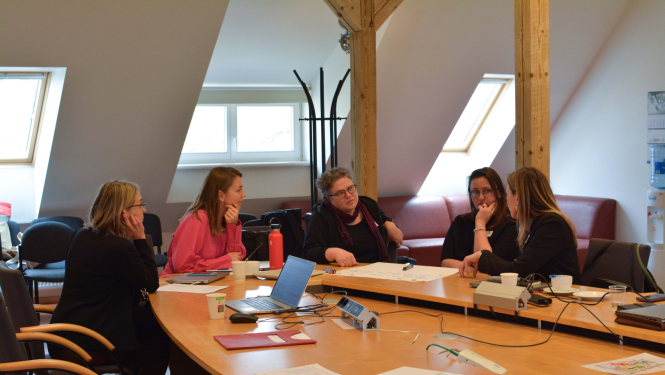 Semināra norise, 5 cilvēki pie galda diskutē