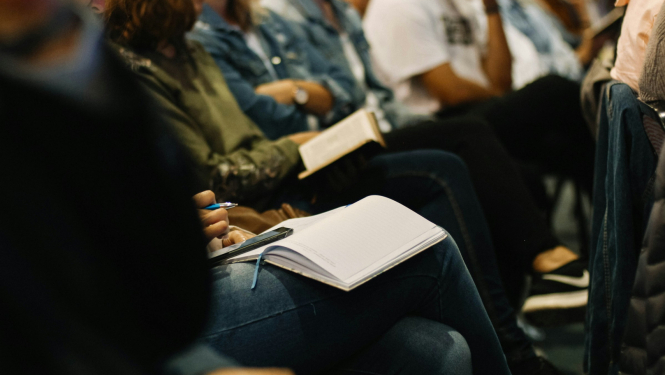 Cilvēki seminārā / sanāksmē, foto: Unsplash