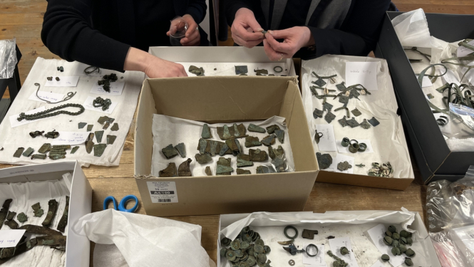 Nacionālās kultūras mantojuma pārvaldes arheologi uzskaita no mantračiem atgūtas senlietas