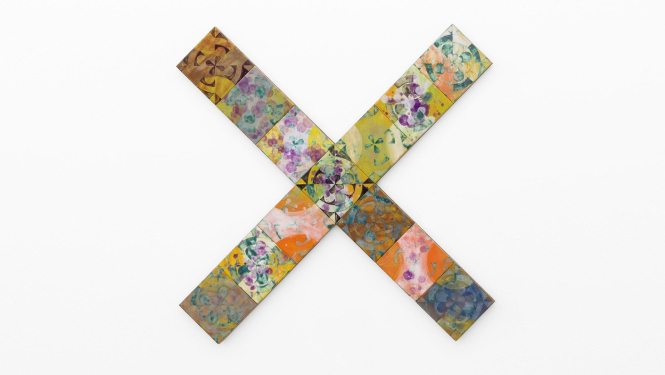 Darbs no Severīnas Heicmanes-Pocas personālizstādes “Pierimt rītausmā”, X formas krāsu laukums