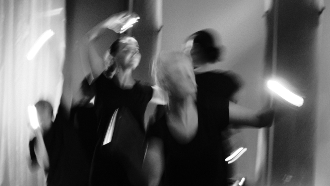 Melnbalts foto ar dejotājiem