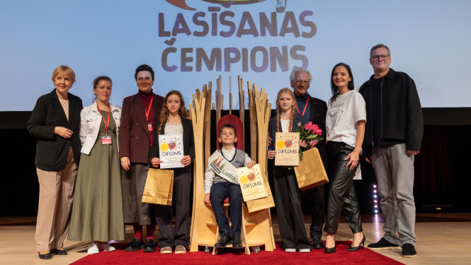 Skaļās lasīšanas sacensību laureāti un žūrijas dalībnieki