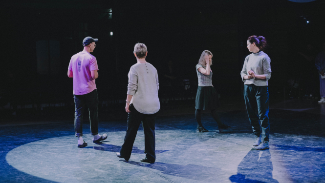 Dejotāji uz skatuves