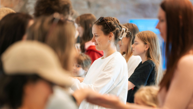 Jaunieši piedalās aktivitātē pasākuma ietvaros, kas iekļauts kultūrizglītības programmā "Latvijas skolas soma"