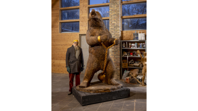 Mākslinieks Aigars Bikše un skulptūra “Zvēra savaldīšana ar sirdi”