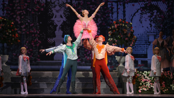 Baletdejotāji uz skatuves, foto: Andris Tone