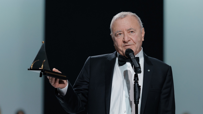 Jakovs Rafaļsons, saņemot Spēlmaņu nakts balvu "Mūža ieguldījums skatuves mākslā”  