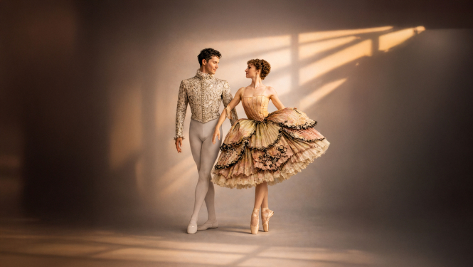 Divi baletdejotāji uz gaiša fona