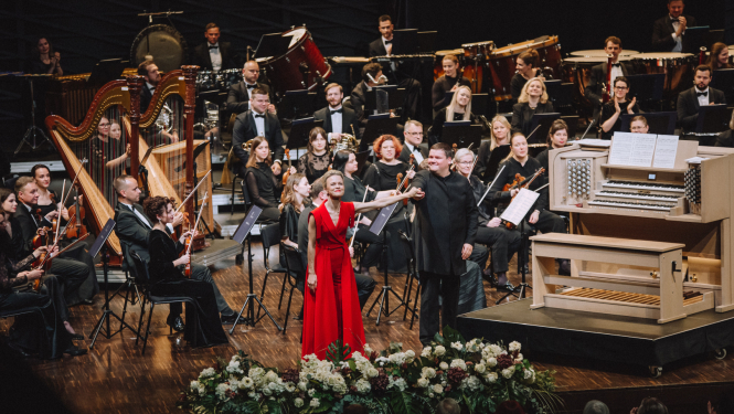 Starptautiskā ērģeļmūzikas festivāla norise. Uz skatuves Latvijas Nacionālā simfoniskā orķestra mūziķi, diriģents Andris Poga un ērģelniece Iveta Apkalna