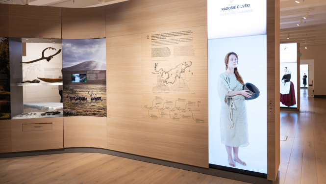 Ekspozīcijas “Straumējot laiku” fragments ar cilvēka modeli, karti un vēsturiskiem priekšmetiem