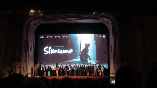 Filmas "Straume" pirmizrāde, filmas komanda uz skatuves.