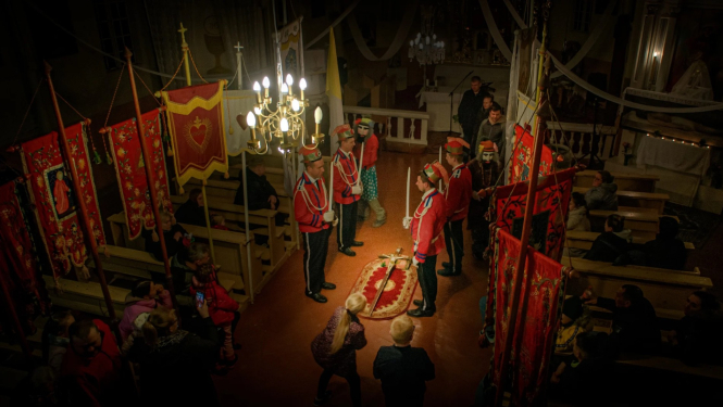 Kadrs no režisores Giedres Beinorjūtes Lietuvā un Latvijā tapušās filmas “Svētais un laicīgais Pievēnos” (Sacrum and Profanum in Pievėnai)