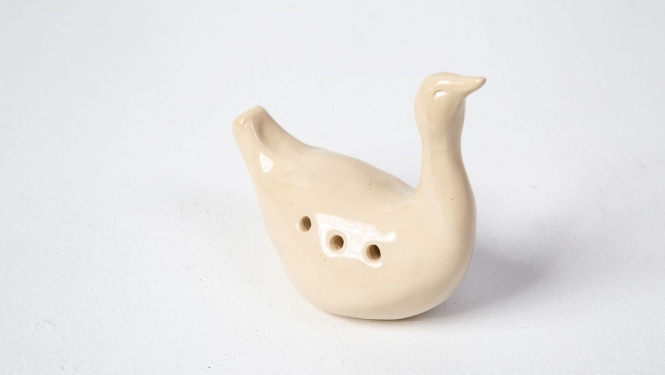 Gaiši glazēts svilpaunieks uz balta fona