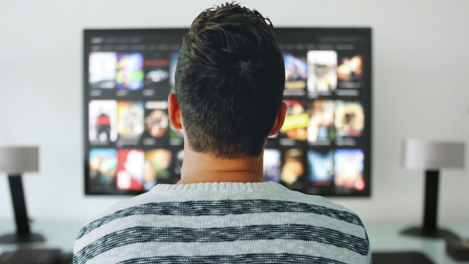 Cilvēks pie TV ekrāna