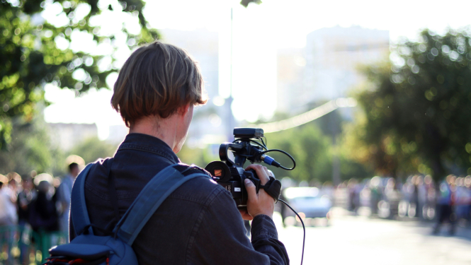 TV kameras operators filmējot publisku pasākumu pilsētvidē