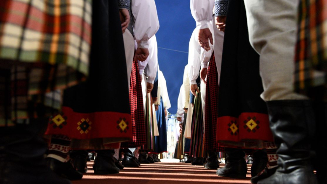 Tautas deju dejotāji